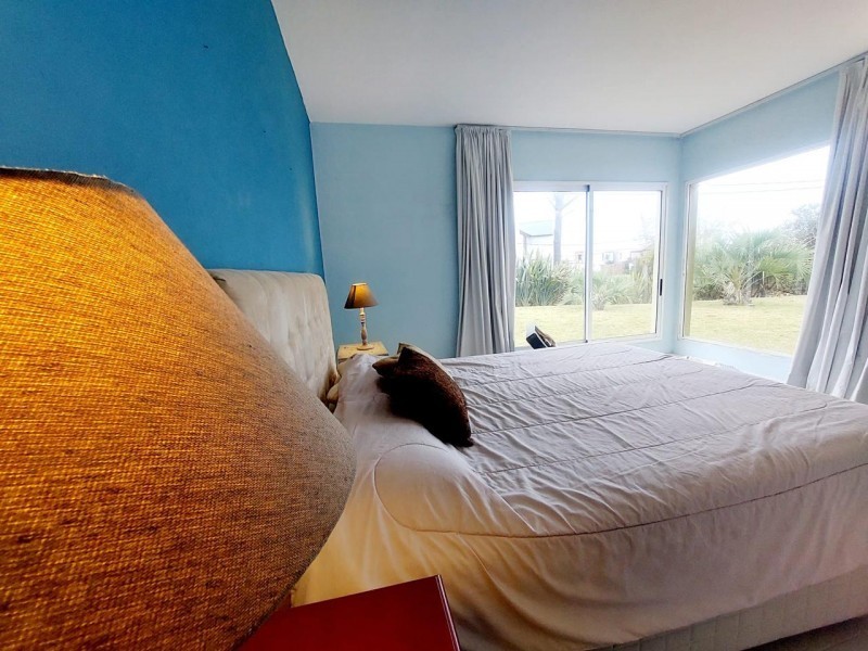 Moderno chalet en alquiler en Montoya, La Barra a una cuadra del mar.